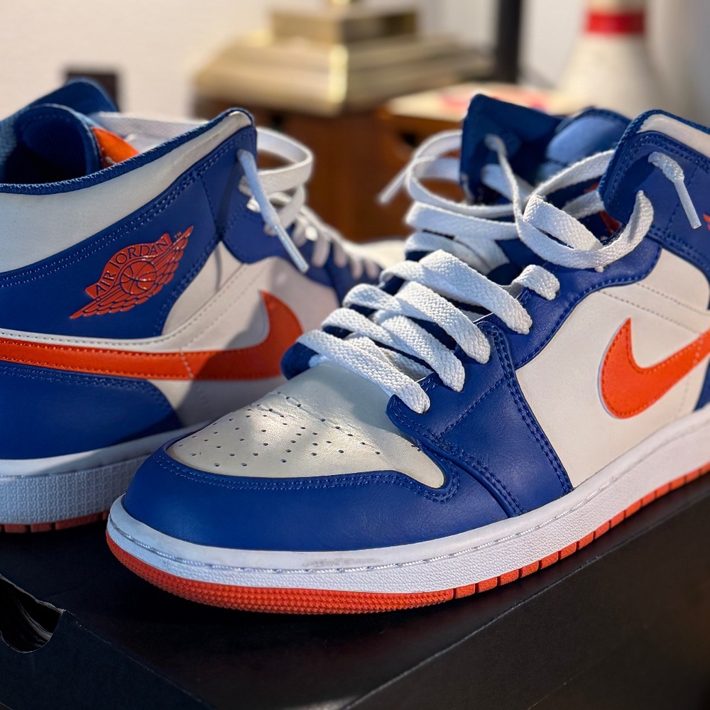 BRAND NEW - WORN ONCE - MENS 10.5 - AIR JORDAN 1 MID - FLORIDA GATORS - NIKE AIR